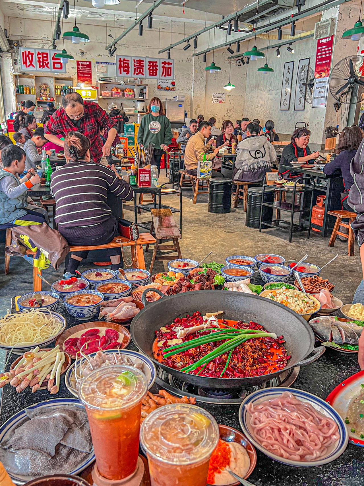 麻辣鲜香，尽在四川火锅——一场味蕾的热烈盛宴！